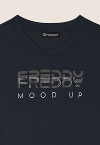 Camiseta de algodón azul marino con cuello redondo y un estampado "FREDDY MOOD UP" en tonos degradados con acentos de pedrería.