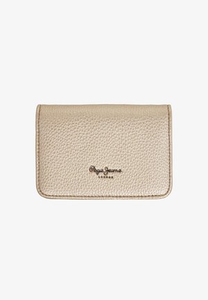 Portafoglio in pelle beige testurizzata con chiusura a patta e logo impresso in lettere metalliche. Forma rettangolare compatta, finitura lucida.