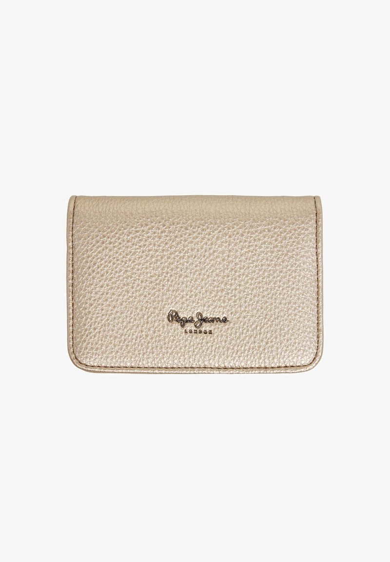 Beige strukturiertes Lederportemonnaie mit Klappenverschluss und geprägt metallischem Logo. Kompakte rechteckige Form, polierte Oberfläche.