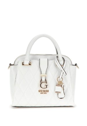 Weiße gesteppte Lederhandtasche mit doppelten Griffen, goldfarbenem Logo "G" und "Guess Est 1981" sowie angebrachtem dekorativem Anhänger mit Schloss und Schlüssel.