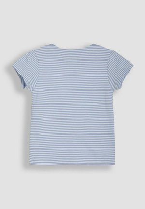 Tricou cu mânecă scurtă, de culoare albastru deschis, cu dungi orizontale albe, realizat din bumbac moale, având guler rotund și tiv cusut.