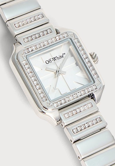 Montre-bracelet carrée argentée Off-White avec lunette et maillons ornés de cristaux, cadran blanc et aiguilles argentées indiquant 3h40.
