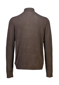 Maglione in lana marrone con collo alto, maniche lunghe e orlo a coste. La texture sembra morbida, con una finitura liscia e dettagli di design minimi.