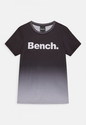 Kurzärmeliges T-Shirt mit Rundhalsausschnitt, schwarz-grauem Farbverlauf und weißem „Bench.“-Logo in der Mitte der Brust.