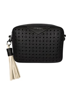 Borsa a tracolla rettangolare nera con motivo geometrico traforato e un napperone in pelle bianca attaccato all'anello laterale.