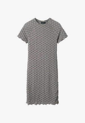 Robe grise à manches courtes avec un col rond, motif géométrique texturé et bords festonnés sur les manches et l'ourlet.