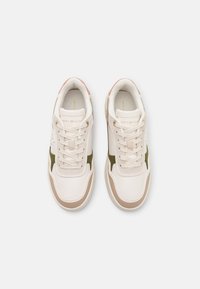 Zapatillas blancas y oliva con una parte superior de cuero suave, punta redondeada, cierre de cordones y un sutil acento rosa en el talón.