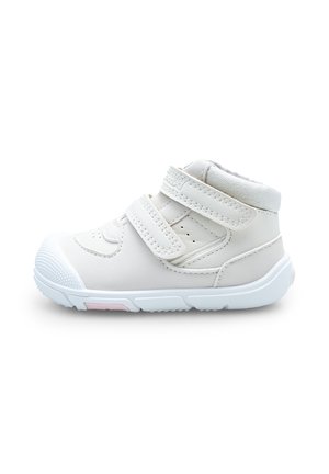 Baskets blanches pour tout-petits avec deux bandes Velcro réglables, col rembourré à la cheville et semelle texturée avec détail rose sur fond blanc.