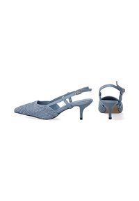 Sandały slingback z wydłużonym noskiem w jasnoniebieskim kolorze, z plecioną teksturą cholewki, cienkim paskiem przy kostce z klamrą oraz krótkim obcasem w stylu stiletto.