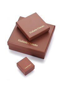 Pruunid kinkekotid erinevates suurustes, millel on sile viimistlus ja kuldne tekst "Rafaela Donata". Kõige väiksem karp on peal.