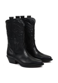 Czarne skórzane kowbojskie buty z szpiczastymi noskami, dekoracyjnym stębnowaniem i pętlami do zakupu. Zwiększone obcasy podkreślają tradycyjny design.
