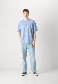 BOSS TEE - Jednoduché tričko - open blue
