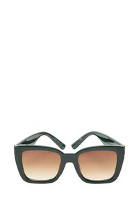 Czarne, duże okulary przeciwsłoneczne z kwadratowymi oprawkami, gradientowymi brązowymi szkłami i błyszczącym wykończeniem. Charakteryzują się szerokimi zausznikami z minimalnym logo.