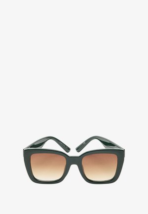 Czarne, duże okulary przeciwsłoneczne z kwadratowymi oprawkami, gradientowymi brązowymi szkłami i błyszczącym wykończeniem. Charakteryzują się szerokimi zausznikami z minimalnym logo.