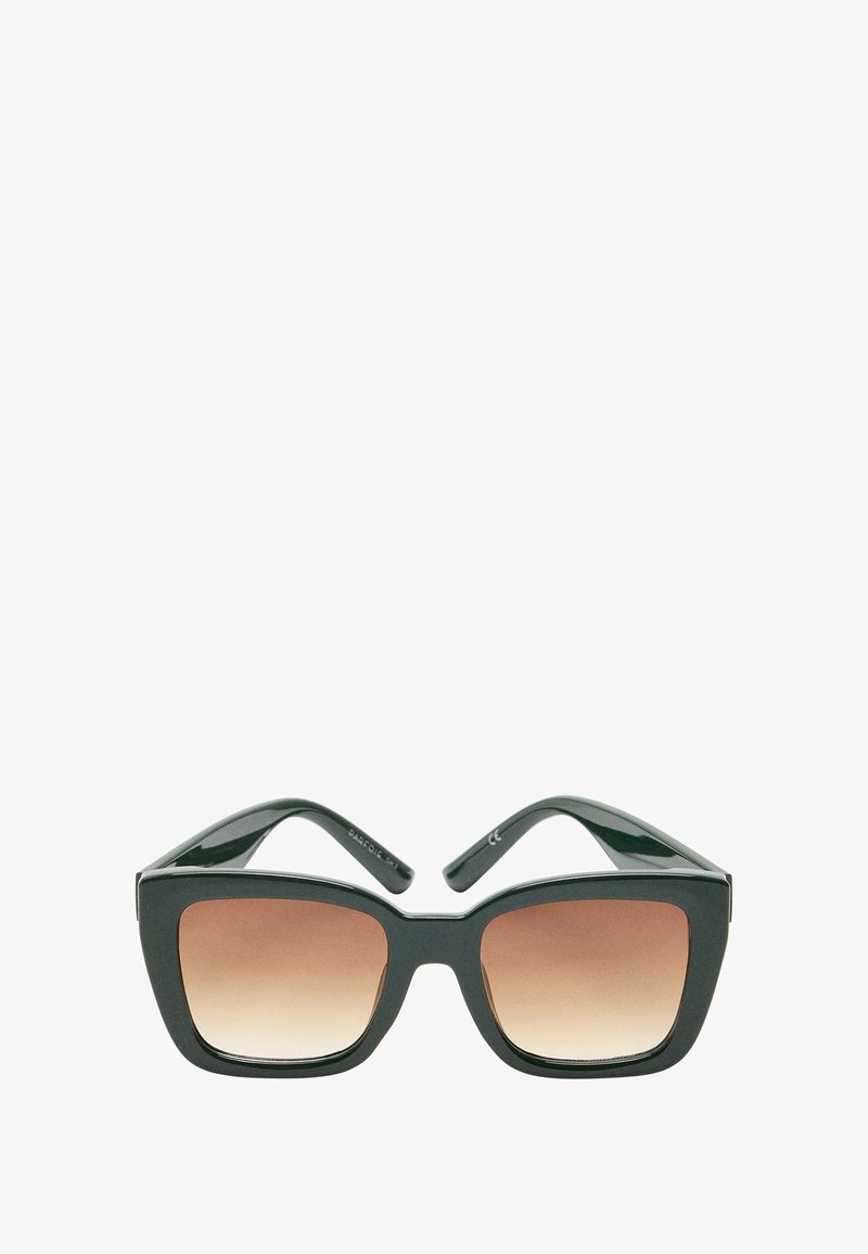 Czarne, duże okulary przeciwsłoneczne z kwadratowymi oprawkami, gradientowymi brązowymi szkłami i błyszczącym wykończeniem. Charakteryzują się szerokimi zausznikami z minimalnym logo.