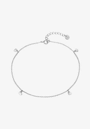 Pulsera de cadena de plata con cinco pequeños charms en forma de corazón, que cuenta con un cierre de langosta y longitud ajustable con una extensión de cadena.
