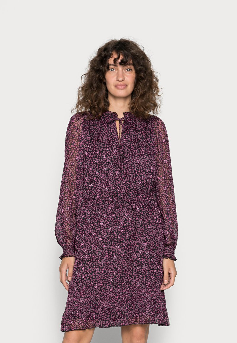 Damen Kleider | Esqualo DRESS SHORT PLISSE HEARTS ON FIREFreizeitkleidberry/beere - KM55314 Damen Kleider | Esqualo DRESS SHORT PLISSE HEARTS ON FIREFreizeitkleidberry/beere - KM55314