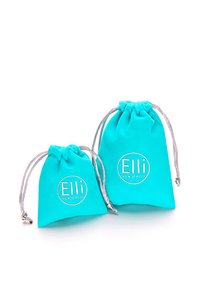 Due sacchetti in tessuto turchese con coulisse argentata e logo circolare che recita "Elli WE ♥ JEWELS", uno più grande e uno più piccolo.