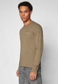 Guess Jeans AMERICAN - Ilgarankovis viršutinės dalies drabužis - olive light green