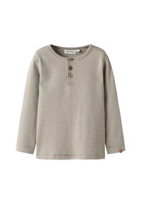 Camicia a maniche lunghe con collo a girocollo, caratterizzata da righe orizzontali beige e marroni, tre bottoni in legno sul collo e un tessuto texturizzato.