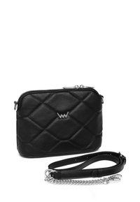 Schwarze gesteppte Leder-Crossbody-Tasche mit silbernem Logo und Reißverschluss. Verfügt über einen abnehmbaren Trageriemen und silberne Kettendetails.