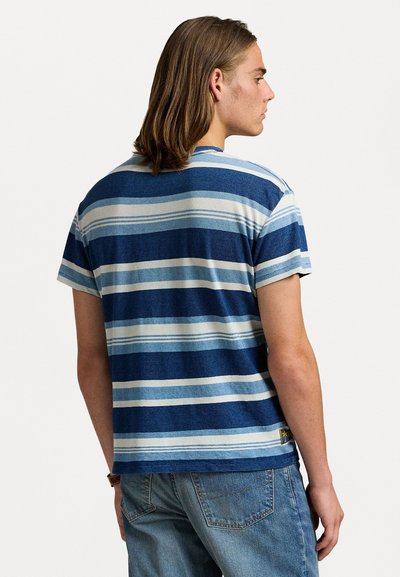 Blauwe gestreepte t-shirt met horizontale lichtblauwe en witte strepen, korte mouwen en een ontspannen pasvorm. Etiket zichtbaar aan de onderzijde.