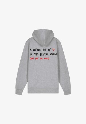 Harmaa huppari, jossa on etupuolella kengurupocket ja suuri teksti takana mustalla ja punaisella: "Pieni ripaus ❤️ tässä brutaalissa maailmassa (mutta ei liikaa)."