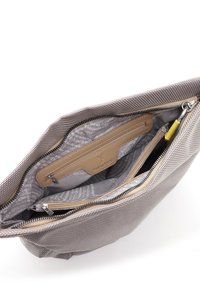 Borsa intrecciata grigia con texture e chiusura con cerniera. L'interno presenta una tasca in pelle beige e diversi scomparti. Dettagli in hardware metallico.