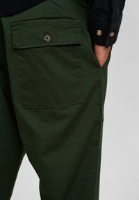 Anerkjendt Kalhoty - green