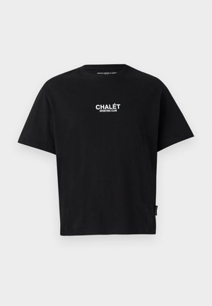 Juoda trumpomis rankovėmis medvilninė marškinėliai su apvalia apykakle. Ant krūtinės baltas užrašas „CHALÉT SPORTING CLUB“ ir mažas šoninis žymeklis.