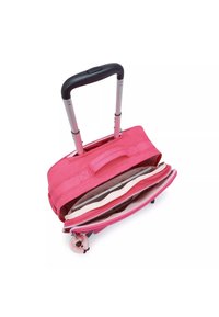 Borsa a rotelle rosa con manico estensibile, più scomparti e chiusura con zip. Presenta un tessuto morbido e un piccolo ciondolo attaccato.