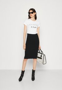 Guess Triko s potiskem - pure white