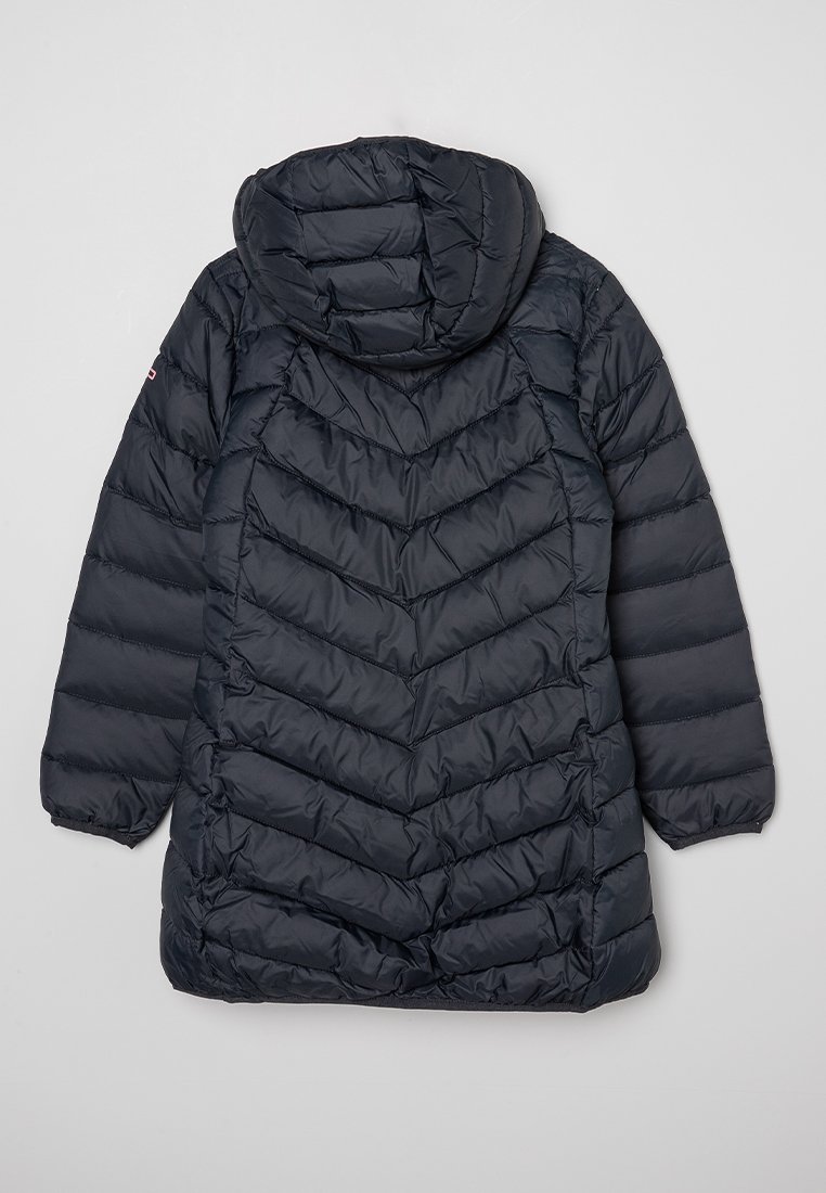 Schwarze lange Daunenjacke mit Kapuze, Chevron-Steppmuster, elastischen Bündchen und mittellanger Länge bis zur Oberschenkelmitte, flach von hinten präsentiert.