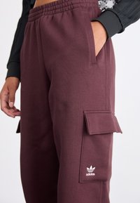 adidas Originals Hlačami s stranskimi žepi - shadow brown