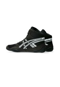 Zapatillas deportivas de caña alta en malla negra y ante con detalles en blanco. Cuentan con una parte superior texturizada y suela de goma para mayor tracción.