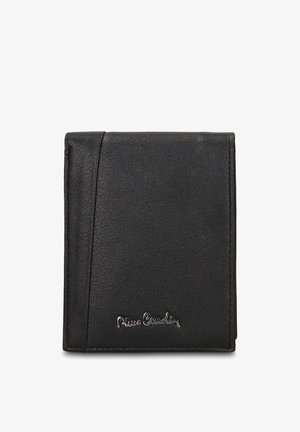 Portafoglio in pelle nera con superficie strutturata, patta a ribalta e logo in rilievo nell'angolo in basso a destra. Forma rettangolare compatta.