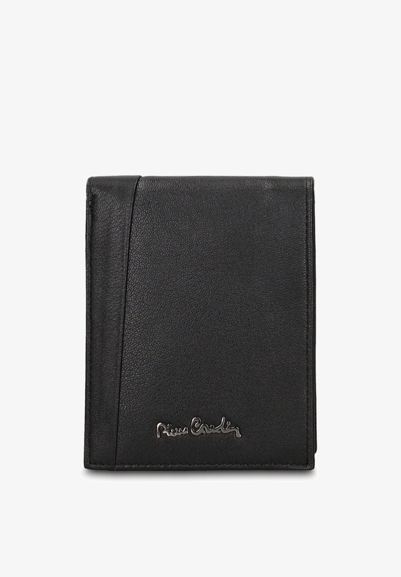 Zwarte leren portemonnee met een textuur, klep aan de bovenkant en een geperst logo rechtsonder. Compact rechthoekig model.