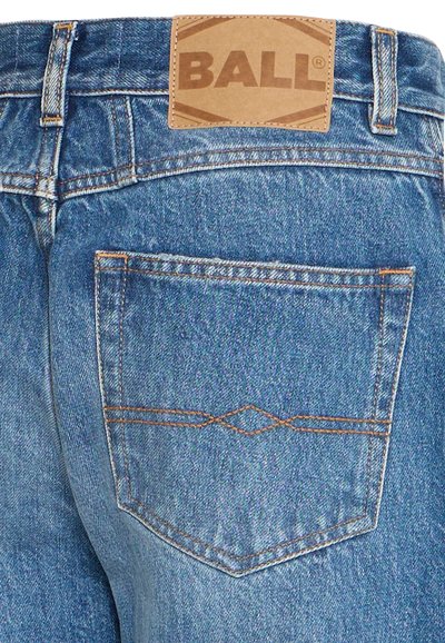 Jeans de mezclilla azul con una parche de cuero marrón etiquetado "BALL," con costura de contraste y un bolsillo trasero con un patrón de diamante.