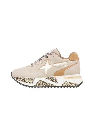 Sneaker beige e color cuoio con suola e lacci con stampa leopardata, logo a stella metallico sul lato e suola esterna bianca spessa e rigata.
