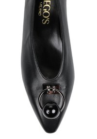 Czarne skórzane płaskie buty z ostrym noskiem. Posiadają okrągły czarny detal w postaci koralika przymocowanego do srebrnego kółka. Gładka tekstura, minimalistyczny design.