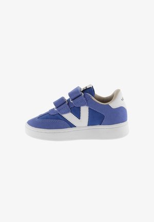 Zapatillas azules hechas de una combinación de ante y lona, con detalles en blanco, doble correa de Velcro y una suela de goma blanca sólida.