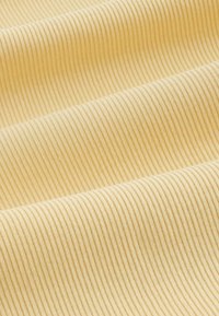 Tessuto a coste di un morbido giallo, che mostra una superficie texturizzata con linee orizzontali, flessibile e liscia al tatto.