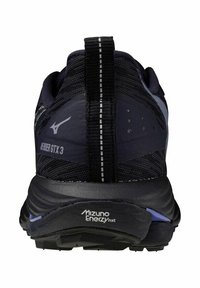 Zapatilla deportiva negra con parte superior de malla, acentos reflectantes y suela acolchada. Presenta un logotipo de marca y el detalle "Mizuno Enerzy" en el talón.