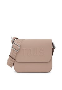 Bolso bandolera sintético beige con logo "TOUS" en relieve. Cuenta con cierre tipo solapa, correa ajustable y detalles en acero inoxidable.