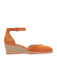 Chaussure à semelle compensée en suède orange avec un intercalaire en jute tissé et une sangle à la cheville. Présente un bout rond et une semelle texturée pour une meilleure adhérence.
