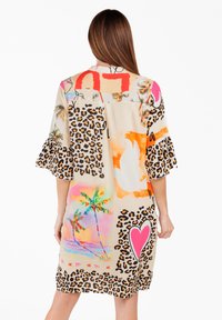 Key Largo MOSAIC V-NECK - Freizeitkleid - pink