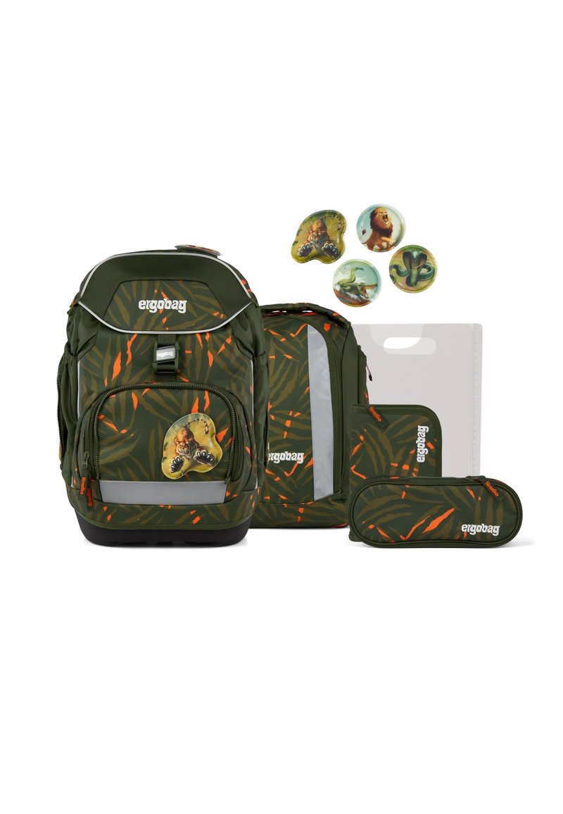 Mochila verde con rayas de tigre naranjas, compartimentos con cremallera y correas ajustables. Incluye un estuche para lápices, una carpeta y insignias con temática animal.