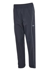 Granatowe sportowe spodnie dresowe z elastycznym pasem, bocznymi kieszeniami, białym paskiem wzdłuż nogawek oraz małym białym logo hummel na udzie.