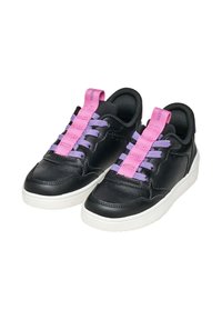 Zapatillas de cuero negro con suelas de goma blanca, con cordones elásticos en rosa y morado y detalles de malla en la lengüeta.
