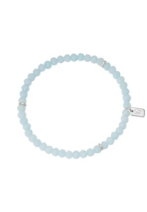 Bracelet de perles facettées bleu clair avec trois petits anneaux espacés en argent et une médaille en argent gravée d’un symbole de colombe.